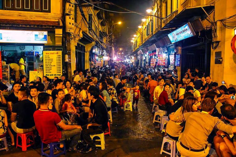 Bier trinken an der Bia Hoi Junction in der Altstadt von Hanoi