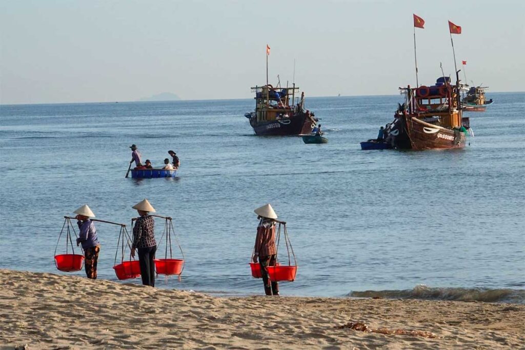 Einheimischer Fischer bei der Arbeit am Binh Minh Strand