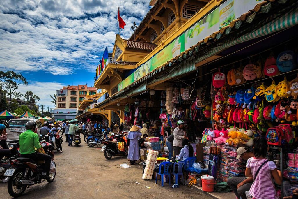 Menschen verkaufen Waren vor dem Binh Tay Markt in Chinatown von Ho-Chi-Minh-Stadt