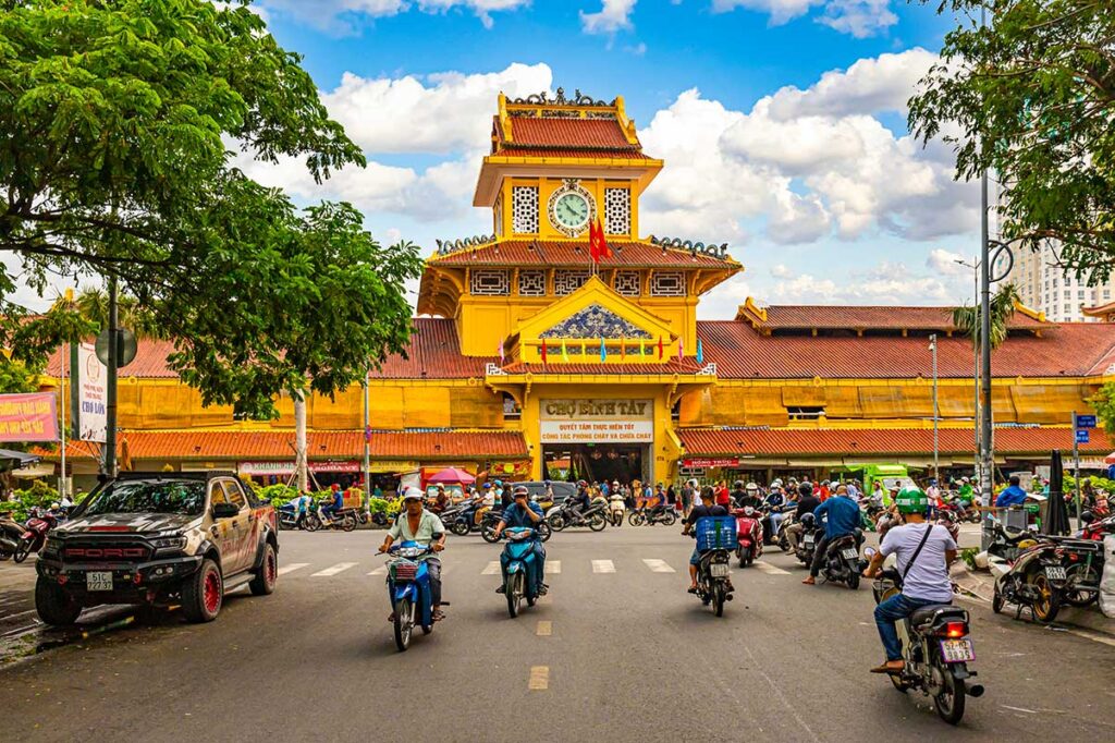 Die Vorderseite des Binh Tay Marktes in Chinatown von Ho-Chi-Minh-Stadt