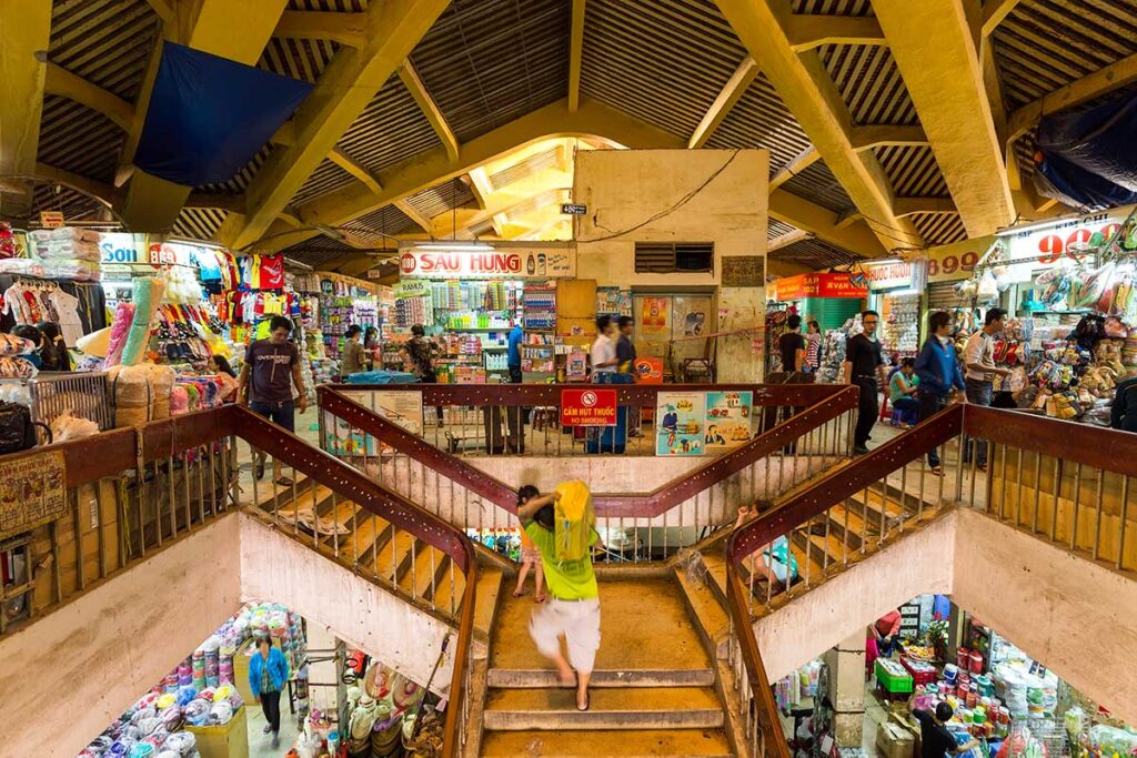 Treppe zum zweiten Stock des Binh Tay Marktes in Chinatown von Ho-Chi-Minh-Stadt