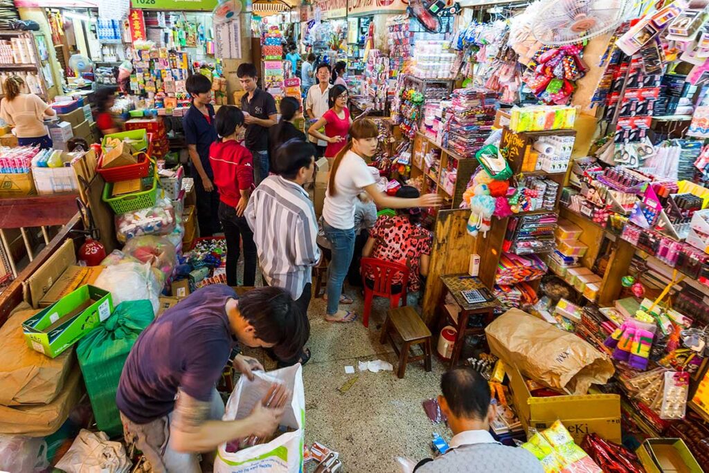 Viele Einheimische stöbern an einem Stand auf dem Bin Tay Markt in Ho-Chi-Minh-Stadt.