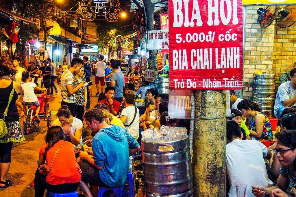 Bia-Hoi-Bier an einem Straßenstand in Hanoi