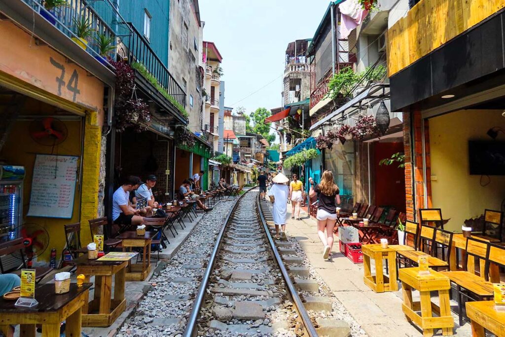Cafés und Cafés direkt entlang der Bahnstrecke in der Hanoi Train Street