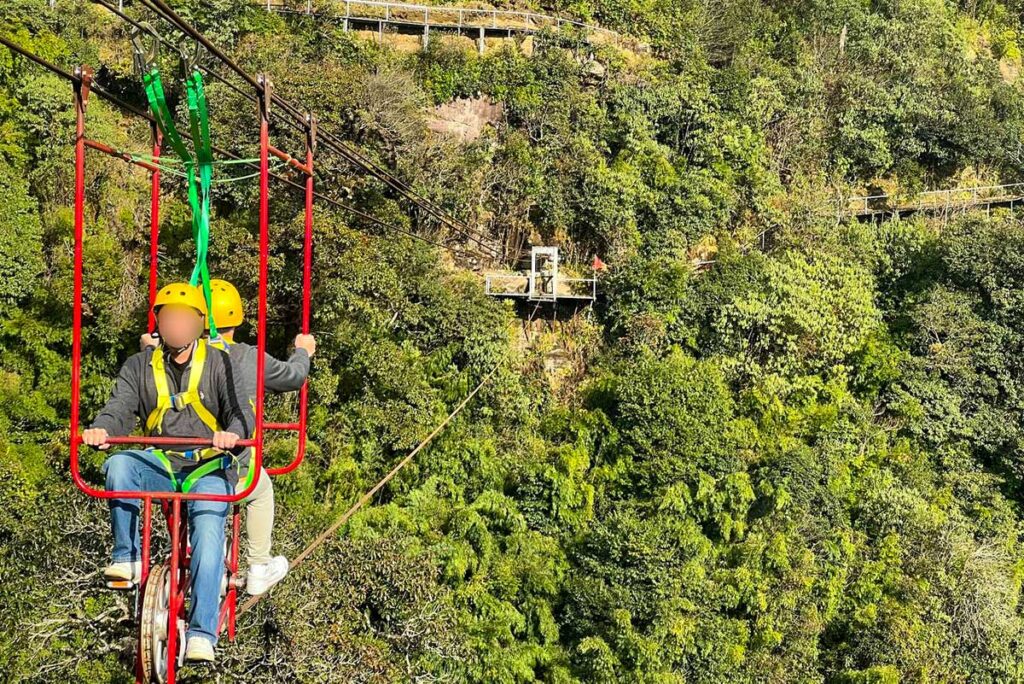 Radfahren auf einem Drahtseil über einer Schlucht in Sapa