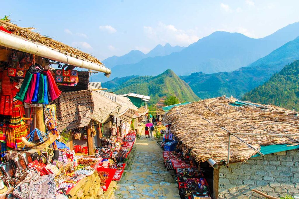 Geschäfte im Cat Cat Village, die von ethnischen Minderheiten hergestellte Souvenirs verkaufen