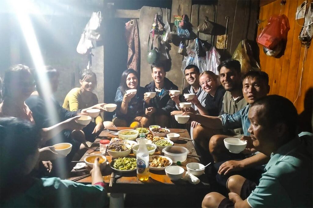 Familienessen mit ethnischen Minderheiten bei einer Homestay in Sapa