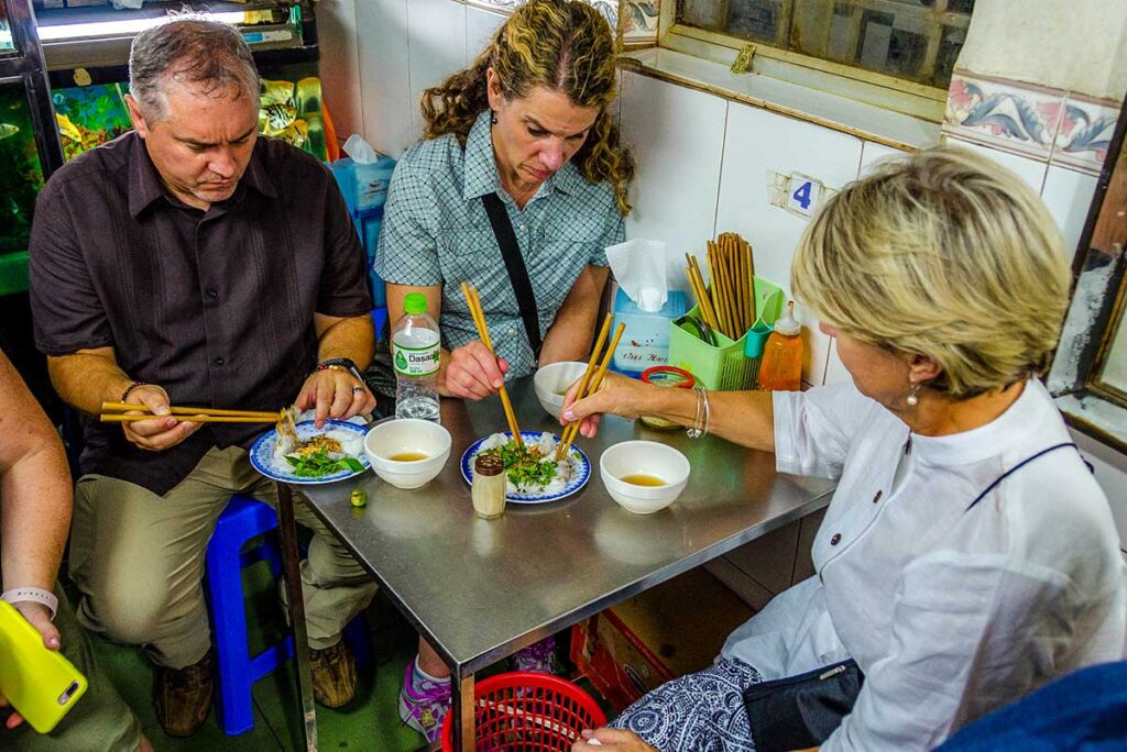 Tourist macht Streetfood-Tour in Hanoi