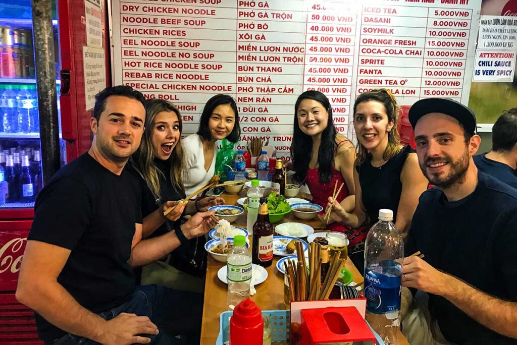 Tourist macht Streetfood-Tour in Hanoi