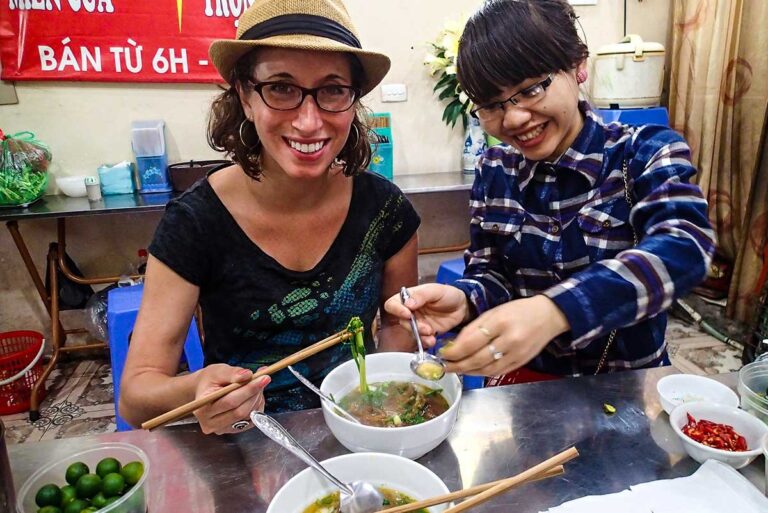 Tourist macht Streetfood-Tour in Hanoi