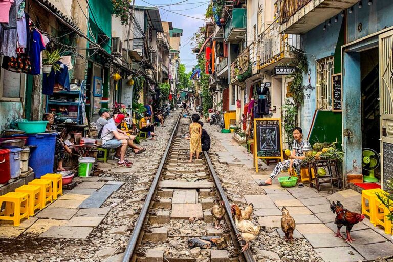 Einheimische wohnen direkt neben der Bahnstrecke in der Hanoi Train Street