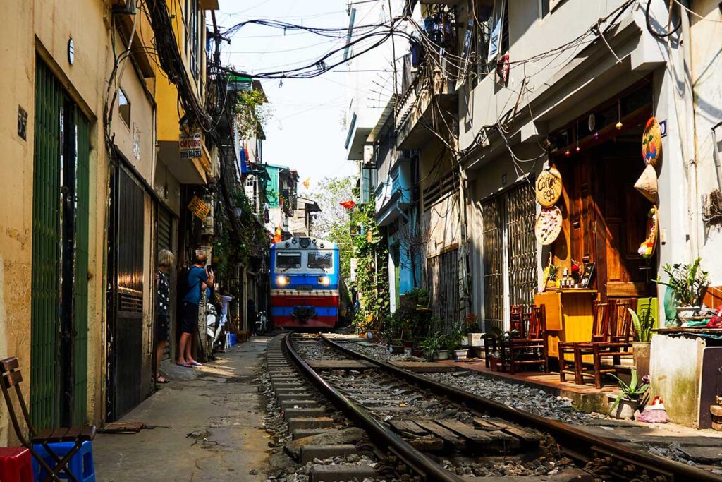 Zug fährt durch die Hanoi Train Street