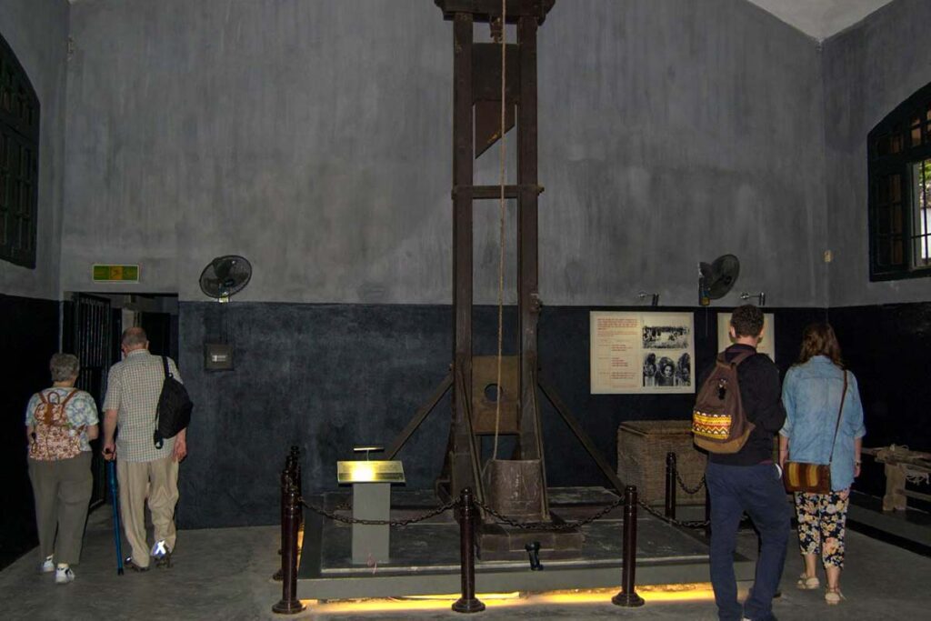 Eine französische Guillotine im Hoa-Lo-Gefängnis