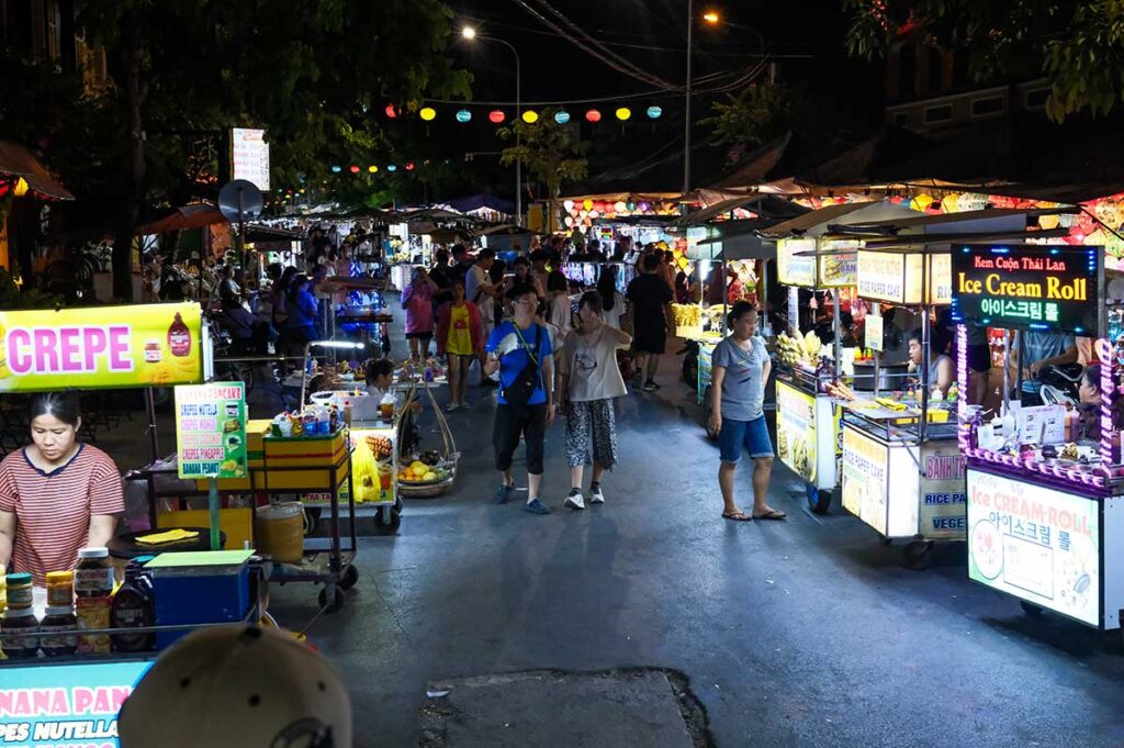 Essensstände auf dem Nachtmarkt von Hoi An