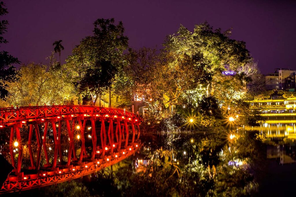 Die Huc-Brücke ist nachts wunderschön beleuchtet