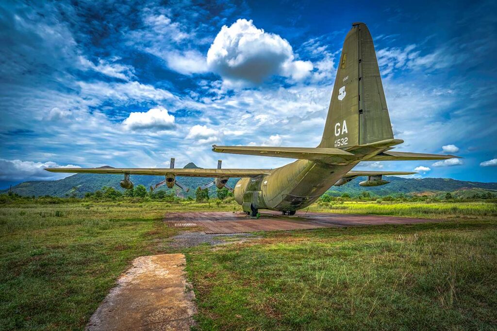 Ein amerikanisches Militärflugzeug aus dem Vietnamkrieg steht auf einem Teil des Flugfelds des Kampfstützpunkts Khe Sanh