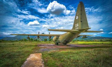 Ein amerikanisches Militärflugzeug aus dem Vietnamkrieg steht auf einem Teil des Flugfelds des Kampfstützpunkts Khe Sanh