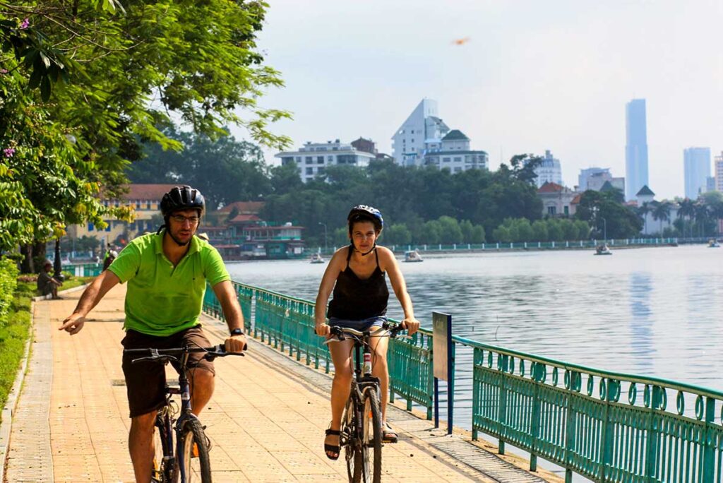 Radfahren rund um den Westsee in Hanoi