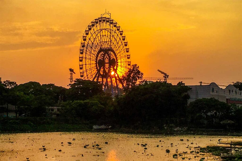 Riesenrad und Wasserpark am Westsee in Hanoi