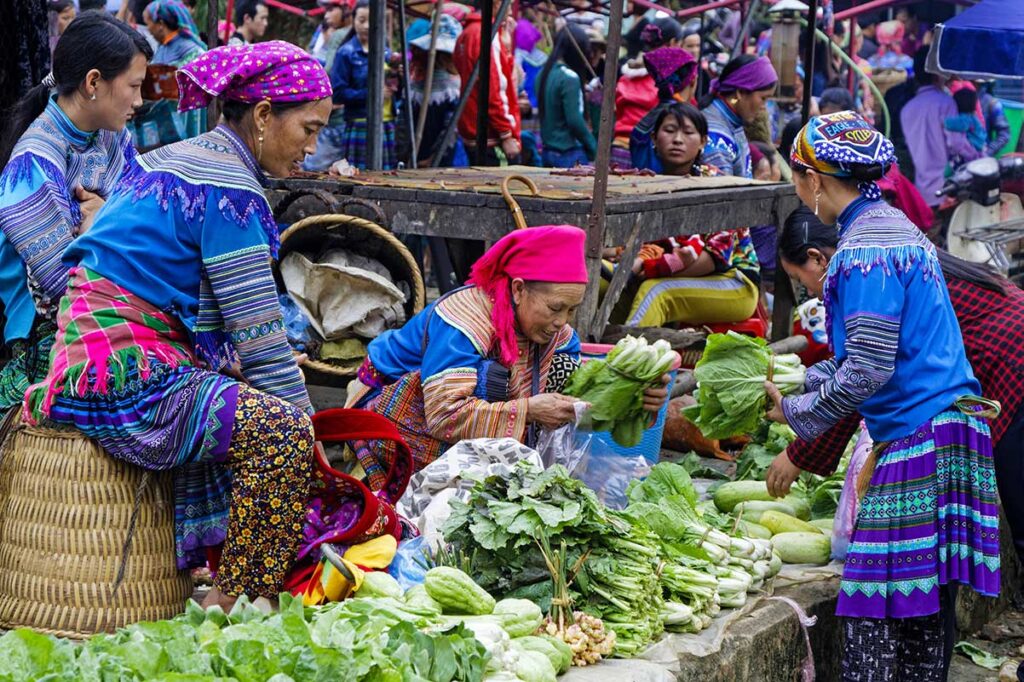 Ethnische Menschen verkaufen Gemüse auf dem Markt der Bergvölker von Sin Cheng