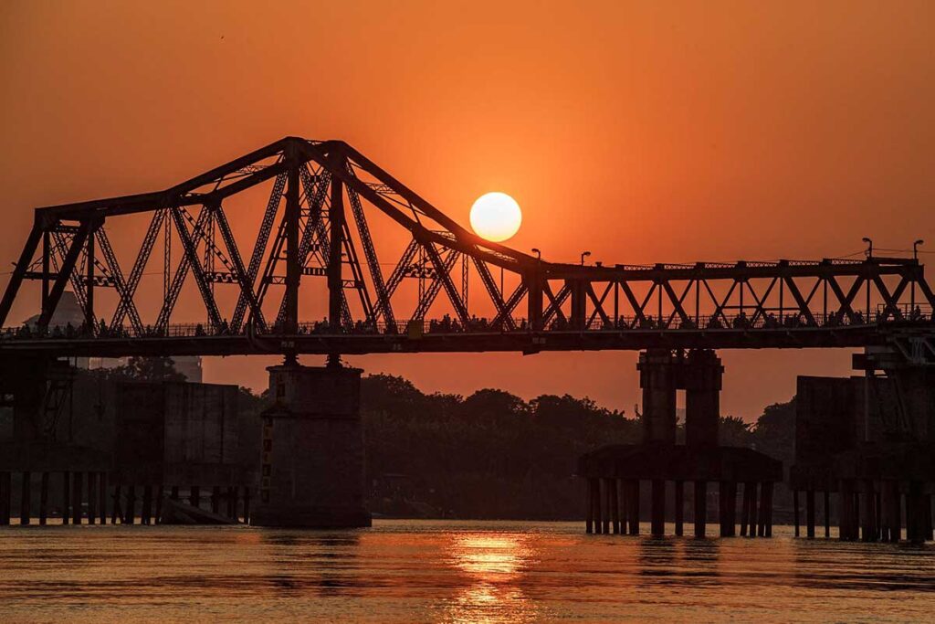 Sonnenuntergang an der Long Bien Brücke in Hanoi