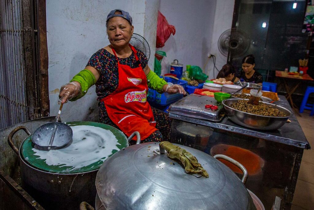 Tourist macht Streetfood-Tour in Hanoi