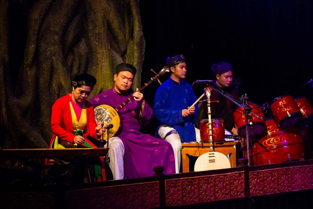 Ein Wasserpuppentheater im Thang Long Wasserpuppentheater in Hanoi