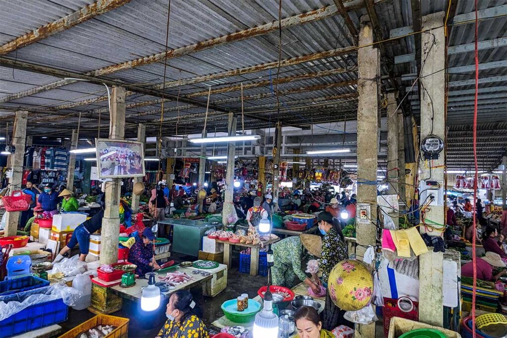 Fisch wird auf dem Thanh Ha-Fischmarkt in Hoi An verkauft