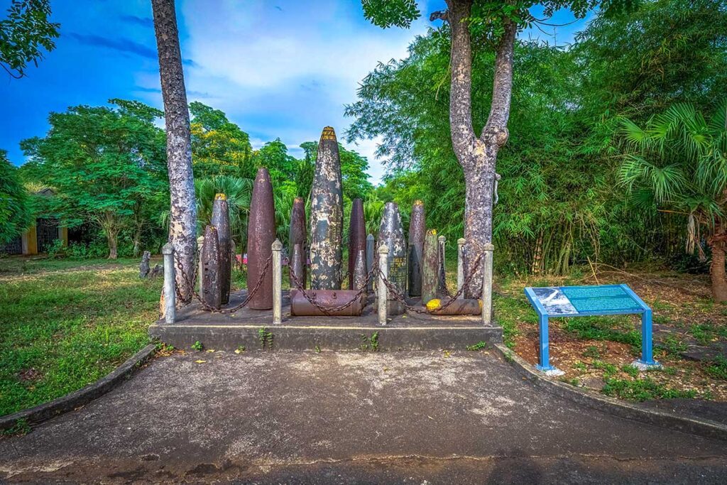 In den Vinh-Moc-Tunneln sind Bomben ausgestellt, die während des Vietnamkriegs abgeworfen wurden