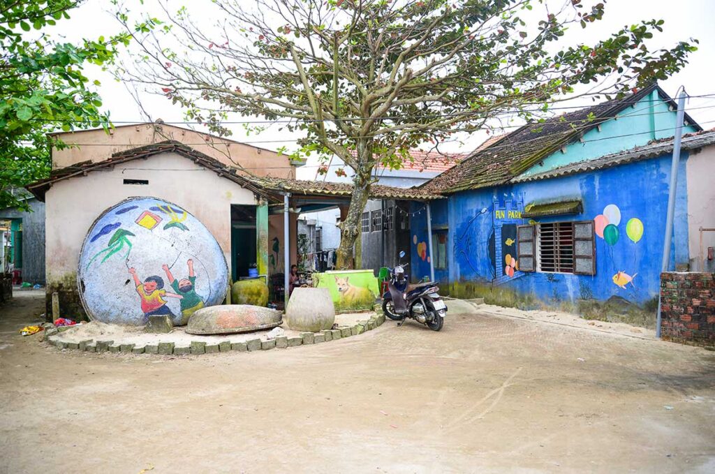 Tam Thanh Village, ein Küstenfischerdorf mit einzigartiger Wandmalerei (auch Tam Thanh Mural Village genannt)