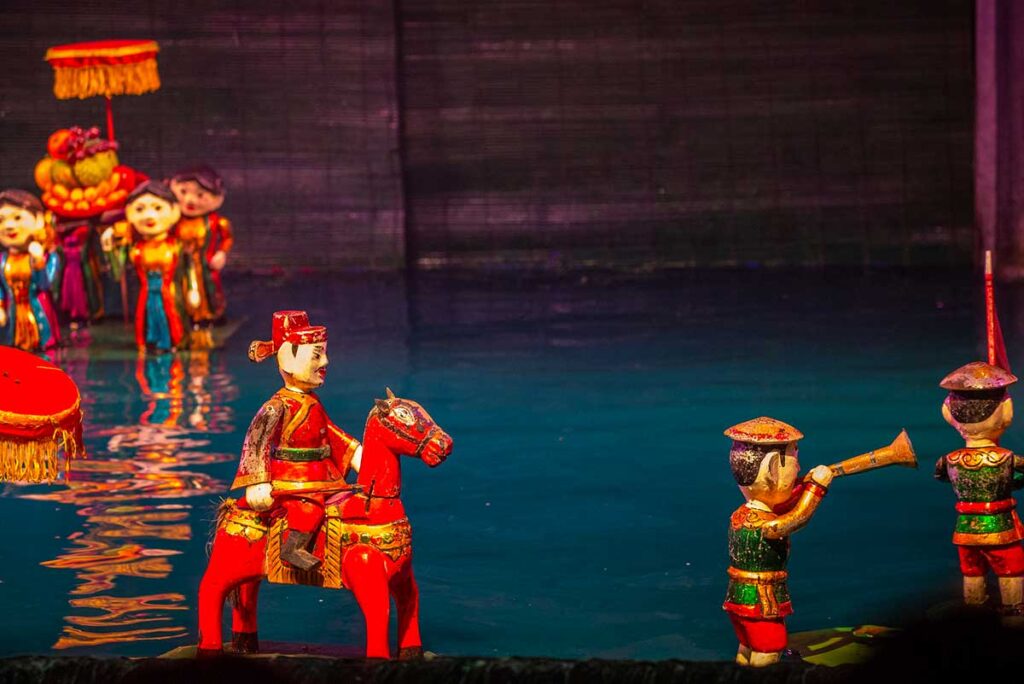 Ein Wasserpuppentheater im Thang Long Wasserpuppentheater in Hanoi