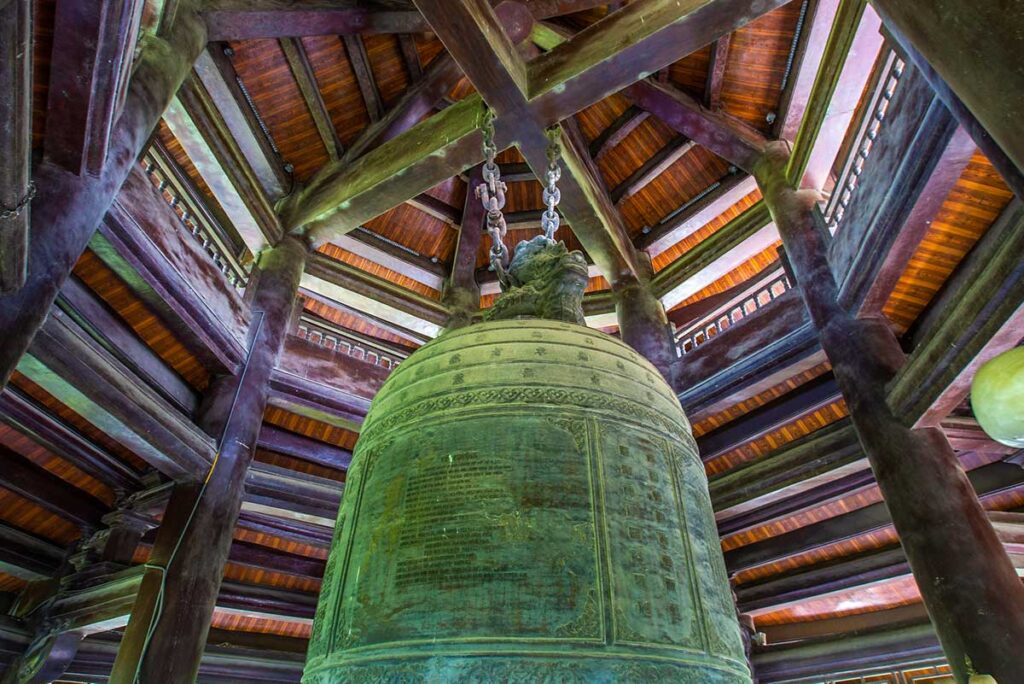 Die größte Bronzeglocke Vietnams in Bai Dinh Pagode