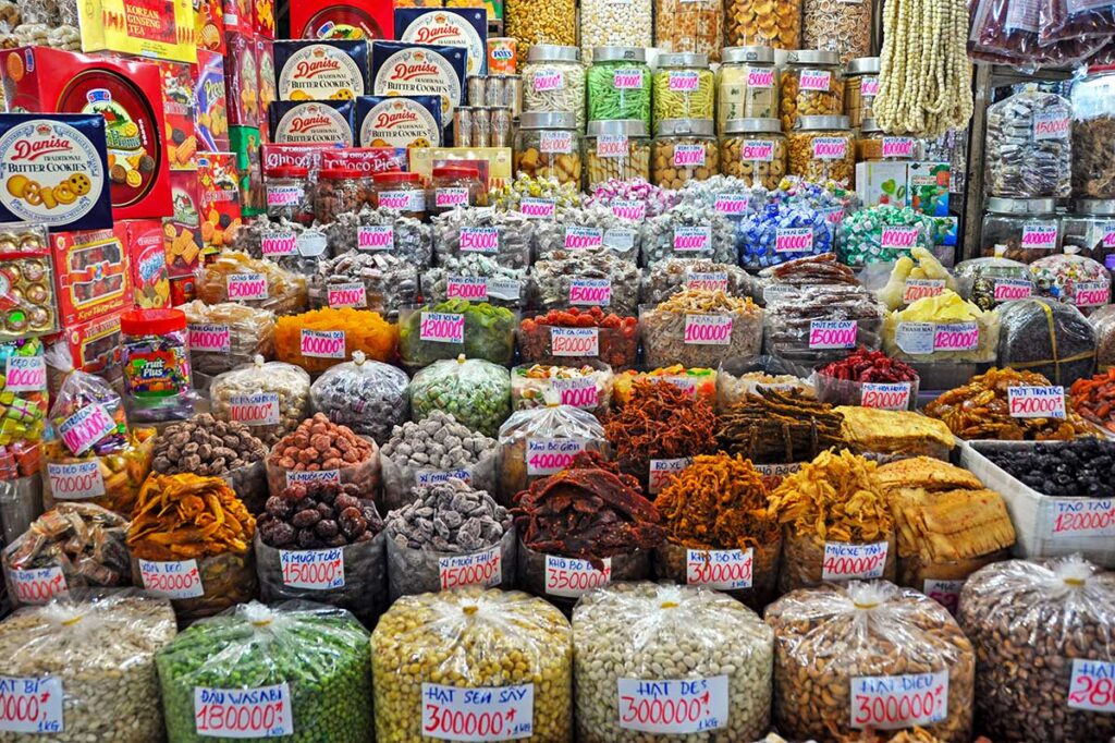 Trockenfrüchte werden an einem Stand im Ben-Thanh-Markt verkauft