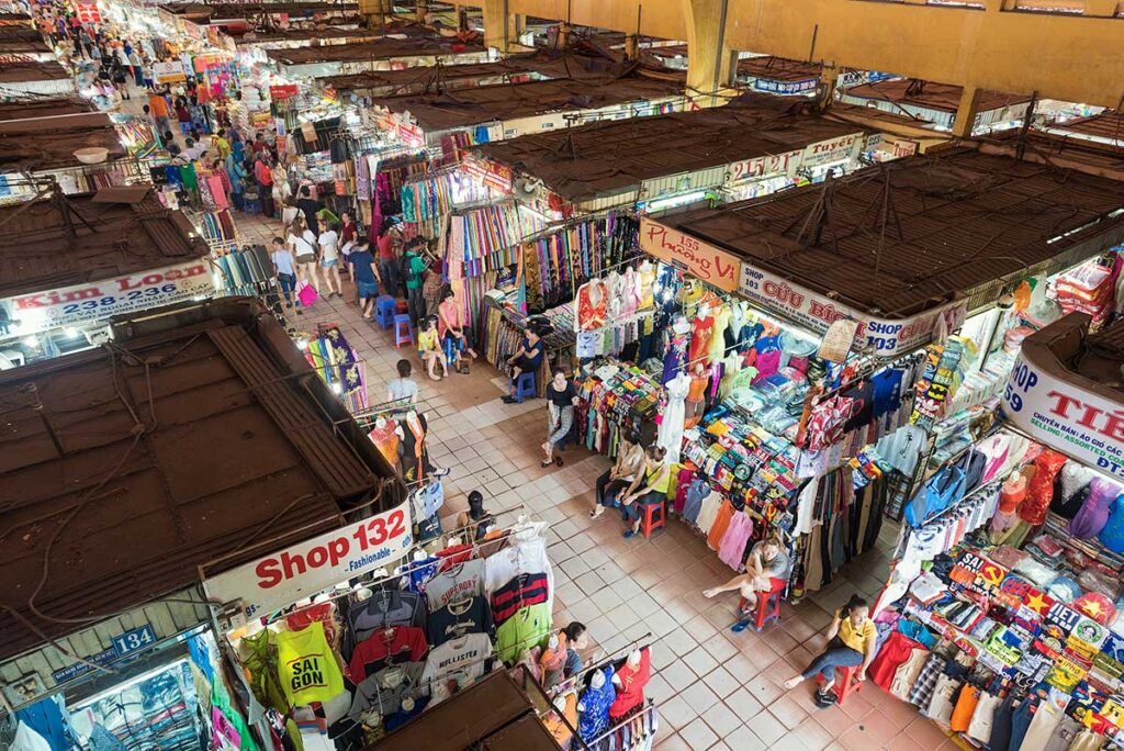 Stände voller Kleidung im Ben-Thanh-Markt