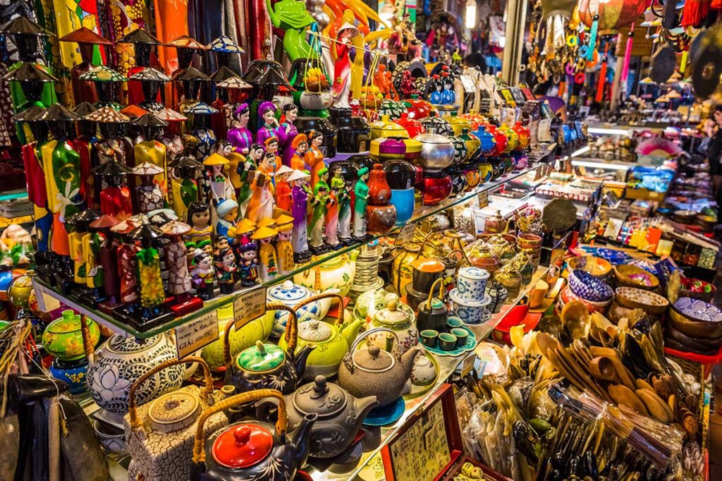 Souvenirs und Töpfe werden an einem Stand im Ben-Thanh-Markt in Ho-Chi-Minh-Stadt verkauft