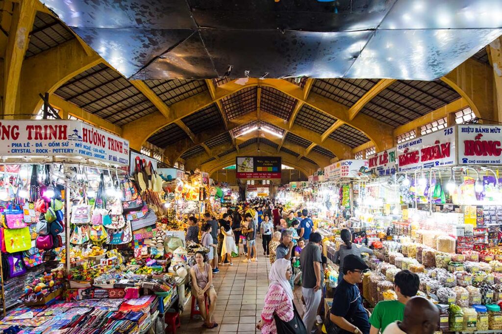 Menschen kaufen Souvenirs an Ständen auf dem Ben-Than-Markt in Ho-Chi-Minh-Stadt