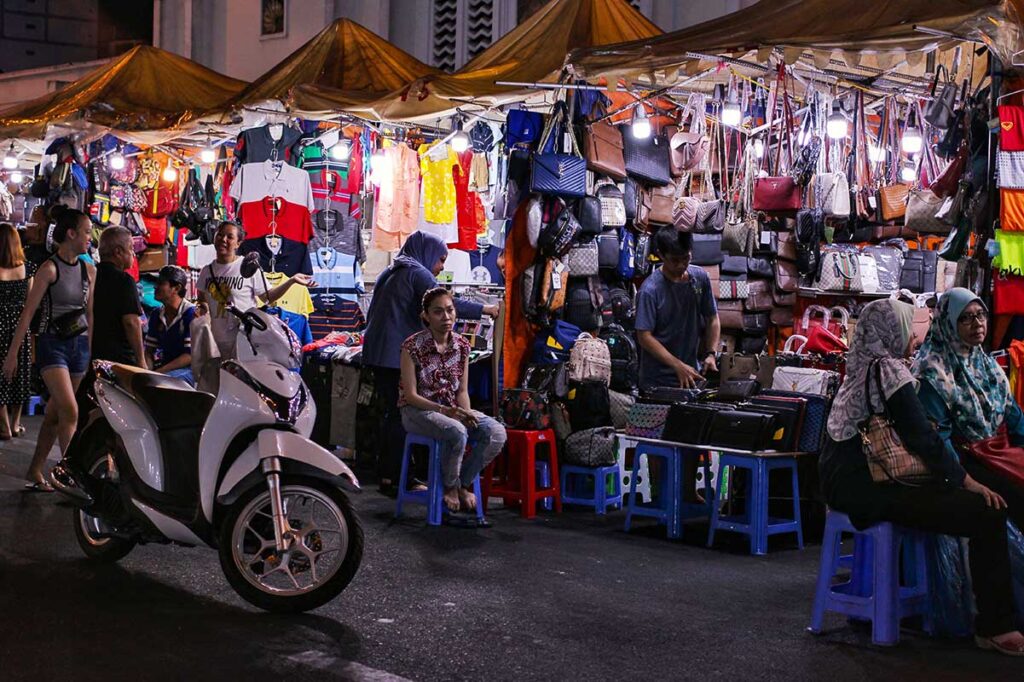 Stände mit Souvenirs auf dem Ben-Thanh-Nachtmarkt in Ho-Chi-Minh-Stadt