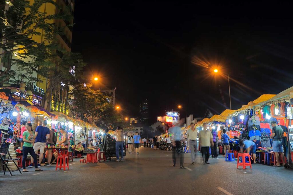 Stände mit Souvenirs auf dem Ben-Thanh-Nachtmarkt in Ho-Chi-Minh-Stadt