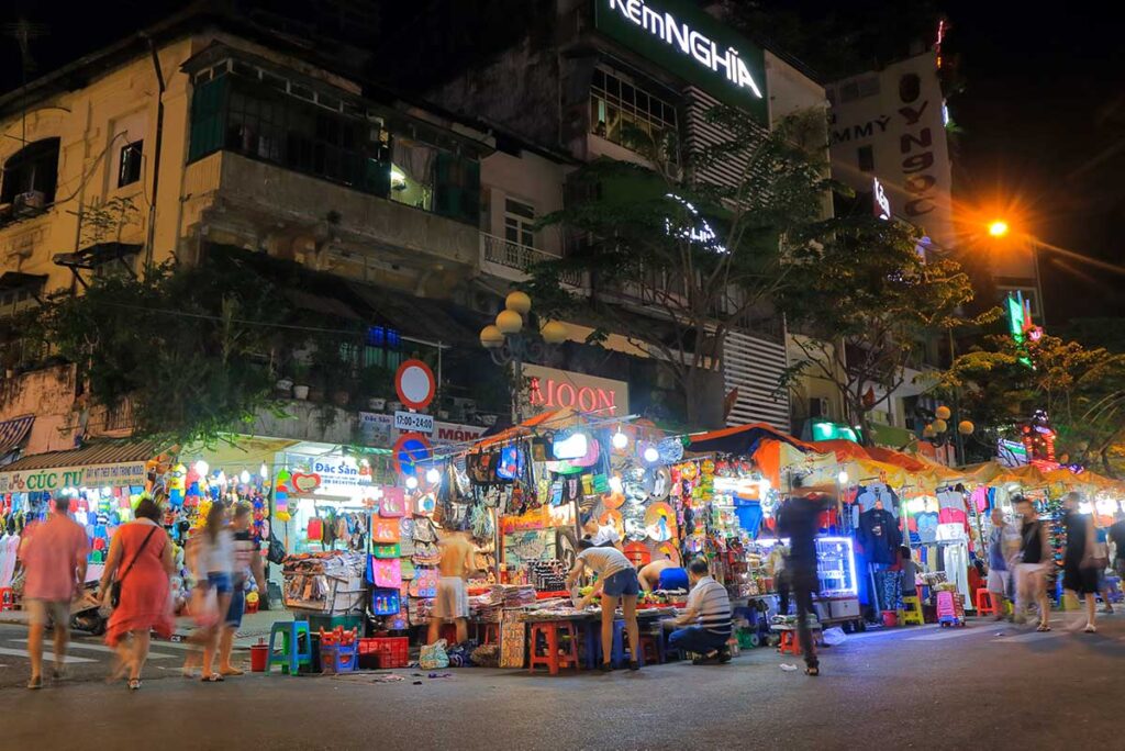 Stände mit Souvenirs auf dem Ben-Thanh-Nachtmarkt in Ho-Chi-Minh-Stadt