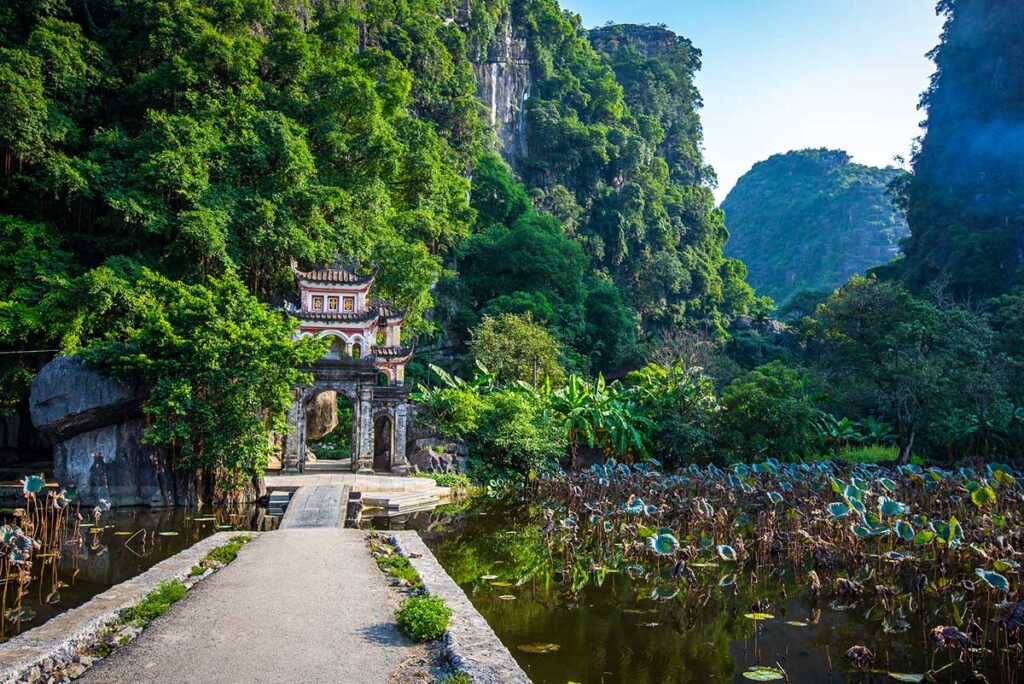 Steinbrücke zur Bich-Dong-Pagode in Ninh Binh