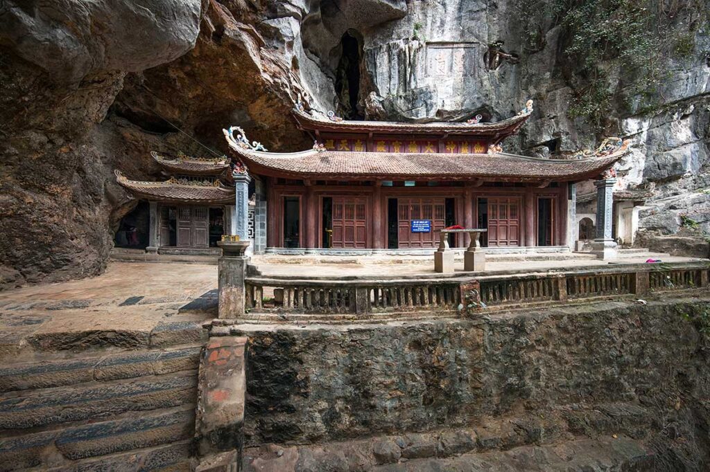 Ein halb in einer Höhle errichteter Tempel in der Bich-Dong-Pagode in Ninh Binh