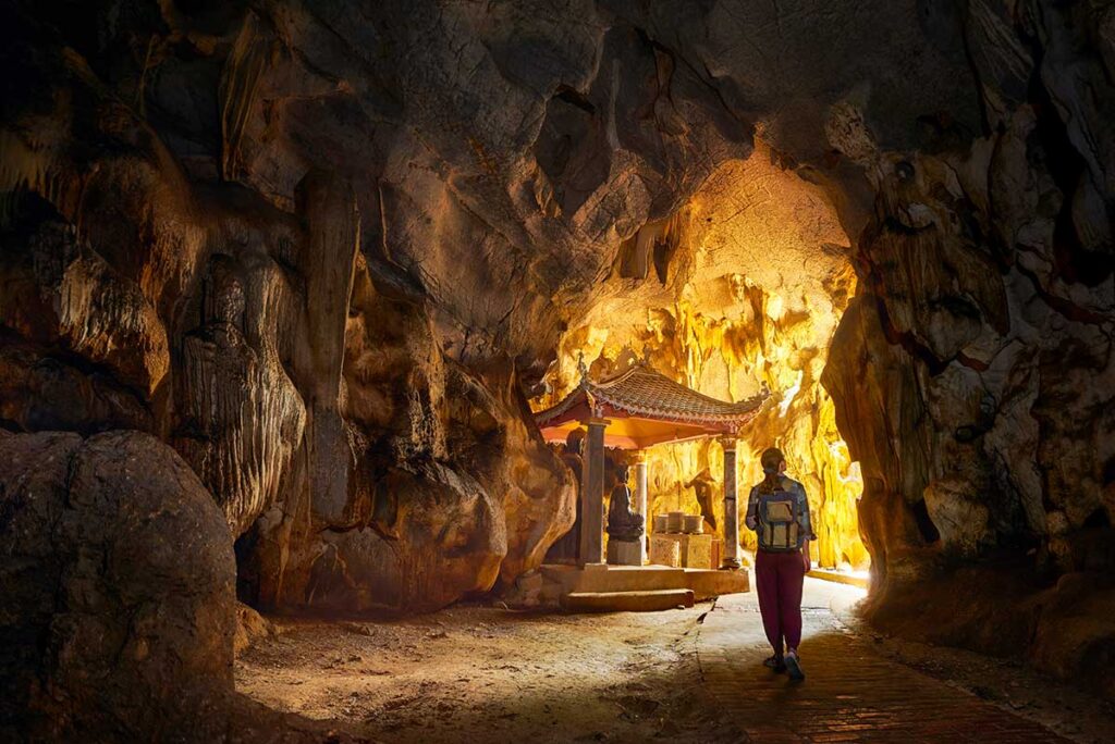 Frau geht durch eine Höhle in der Bich-Dong-Pagode in Ninh Binh