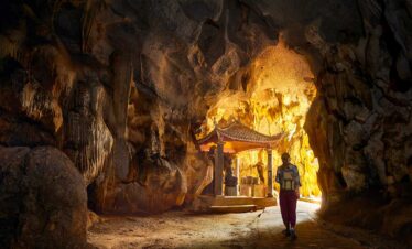 Frau geht durch eine Höhle in der Bich-Dong-Pagode in Ninh Binh