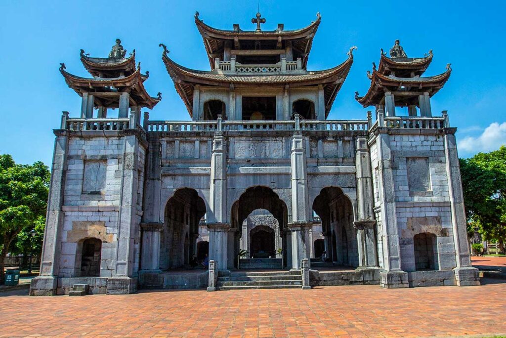 Die Vorderseite von Bistum Phát Diệm, einer Kathedrale aus grauem Stein in Ninh Binh