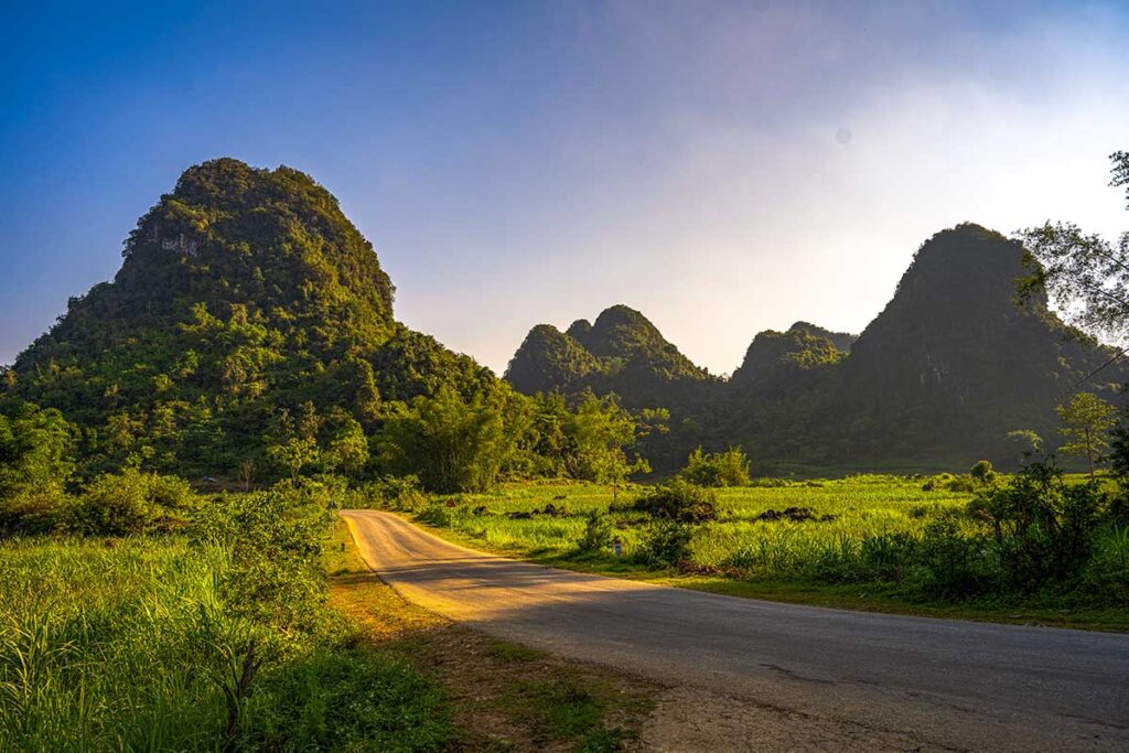 Straße, die an einem schönen Tag mit klarem Wetter durch den Wald und die Landschaft von Cao Bang führt