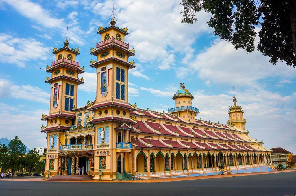Das Äußere des Cao-Dai-Tempels in Tay Ninh