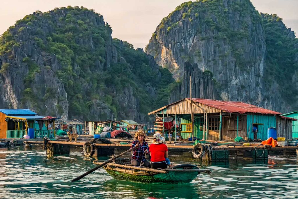 schwimmendes Dorf in der Nähe der Insel Cat Ba in der Halong-Bucht