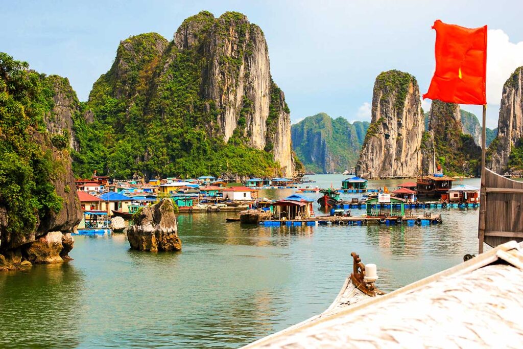 Cat Ba's schwimmendes dorf in Halong Bay