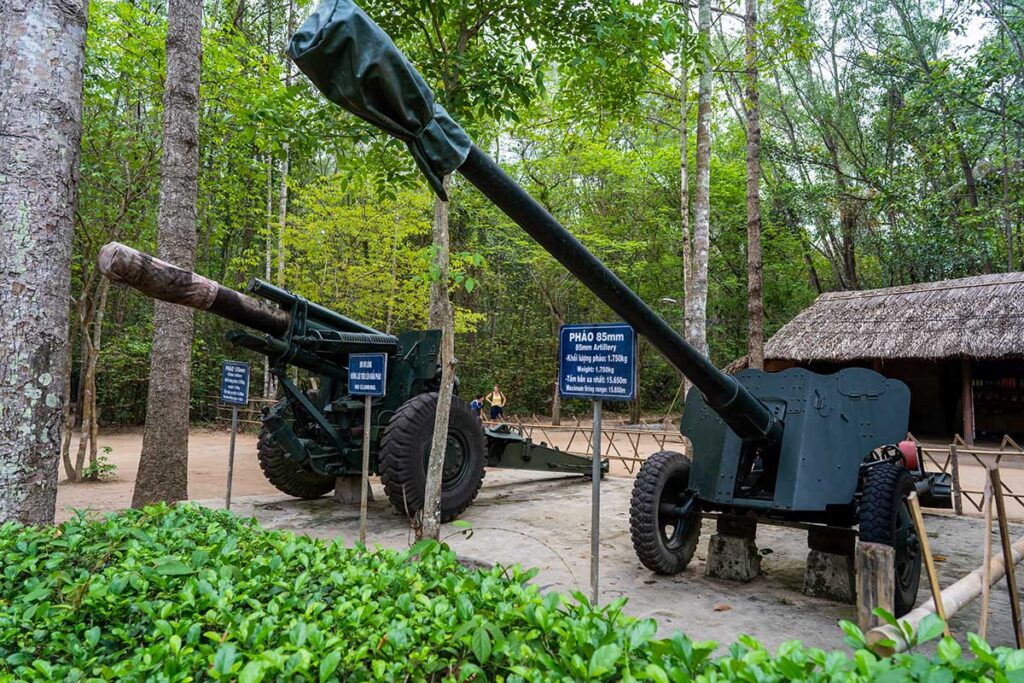 Kanonen aus dem Vietnamkrieg in den Tunneln von Cu Chi