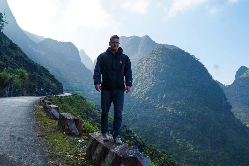 Reisender, der über die Straße des Ma Pi Leng Passes entlang der Ha Giang-Schleife geht